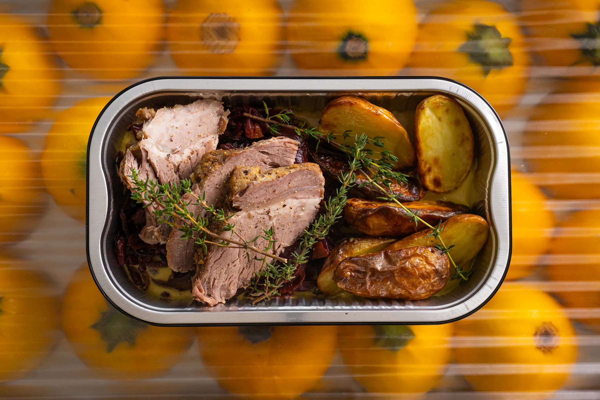 Échine de porc braisé, chou rouge aux  pommes, pommes de terre